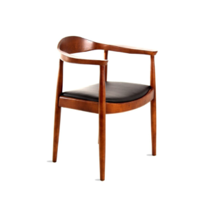 Imagen de la Silla Mónaco Walnut, inspirada en la Silla Kennedy de Hans Wegner, hecha de madera de nogal con diseño ergonómico y estilo escandinavo.